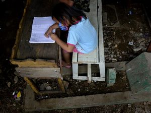 Hii... Anak-anak di Makassar Belajar di Atas Kuburan