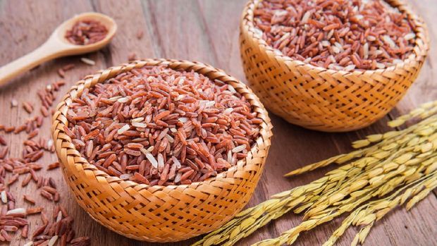 Red rice in wooden bowl