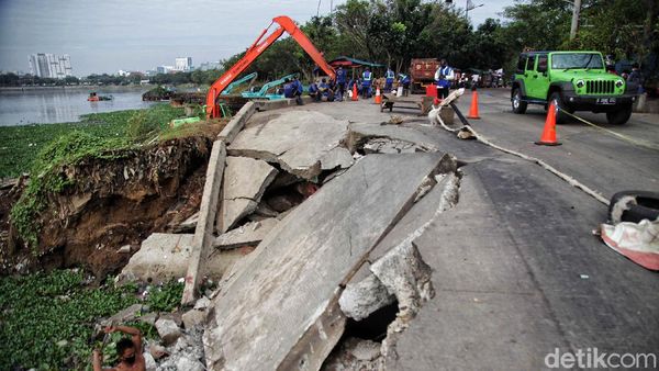 Jalan di Waduk Pluit Longsor