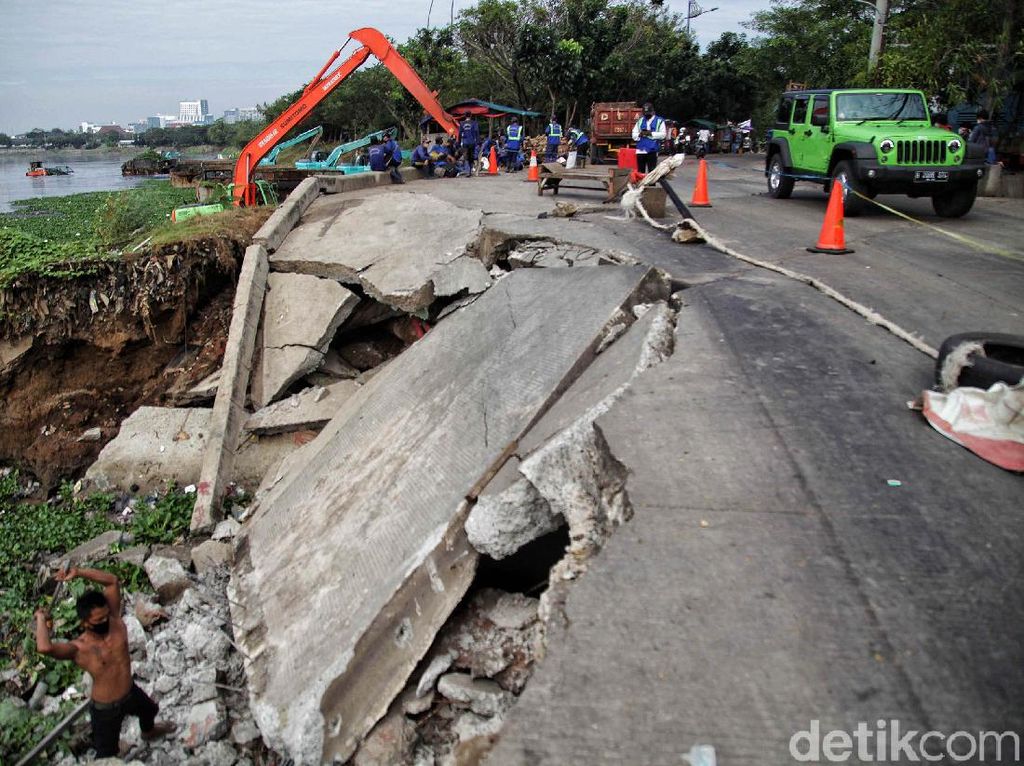 Jalan di Waduk Pluit Longsor Jalan di Waduk Pluit Longsor
