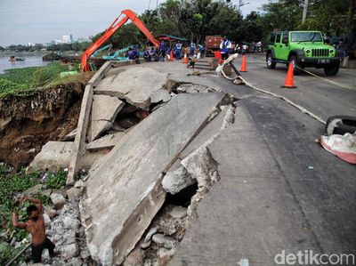 Jalan di Waduk Pluit Longsor