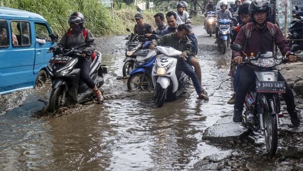 Aduh! Jalan Raya Bojong Gede-Citayam Ini Rusak Banget