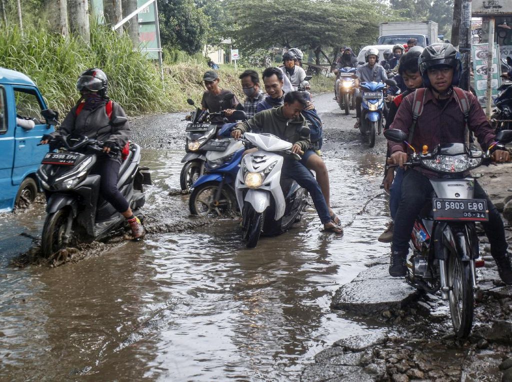 Tips Berkendara Motor Melewati Jalanan Rusak dan Berlubang Tips Berkendara Motor Melewati Jalanan Rusak dan Berlubang