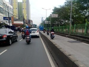 Bikin Geleng Kepala, Pemotor Terobos Jalur TransJ Meski Jalan Sepi