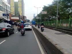 Bikin Geleng Kepala, Pemotor Terobos Jalur TransJ Meski Jalan Sepi