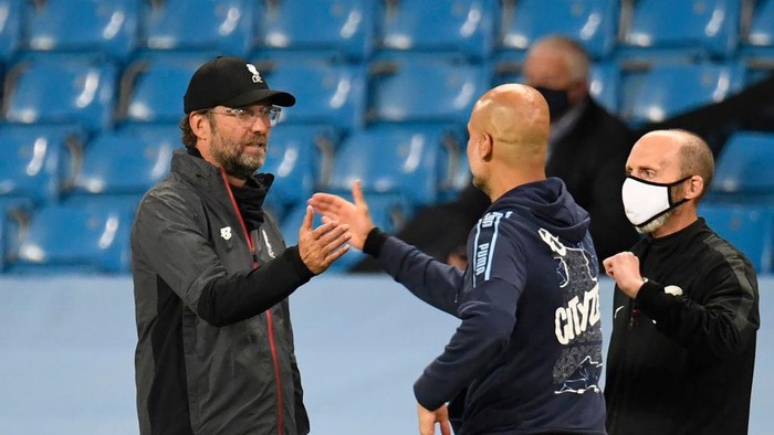 MANCHESTER, ENGLAND - JULY 02: Jurgen Klopp, Manager of Liverpool interact Pep Guardiola, Manager of Manchester City after the Premier League match between Manchester City and Liverpool FC at Etihad Stadium on July 02, 2020 in Manchester, England. Football Stadiums around Europe remain empty due to the Coronavirus Pandemic as Government social distancing laws prohibit fans inside venues resulting in all fixtures being played behind closed doors. (Photo by Peter Powell/Pool via Getty Images)