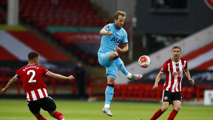 Tottenhams Harry Kane, center, passes the ball during the English Premier League soccer match between Sheffield United and Tottenham Hotspur at Bramall Lane in Sheffield, England, Thursday, July 2, 2020. (Jason Cairnduff/Pool via AP)