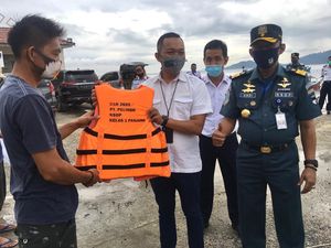 Kemenhub Bagikan 1.520 Jaket Pelampung ke Kapal Wisata di Lampung