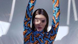 Kendall Jenner Pose Seksi untuk Burberry, Pemotretan Sendiri di Rumah