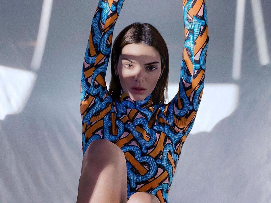 Kendall Jenner Pose Seksi untuk Burberry, Pemotretan Sendiri di Rumah