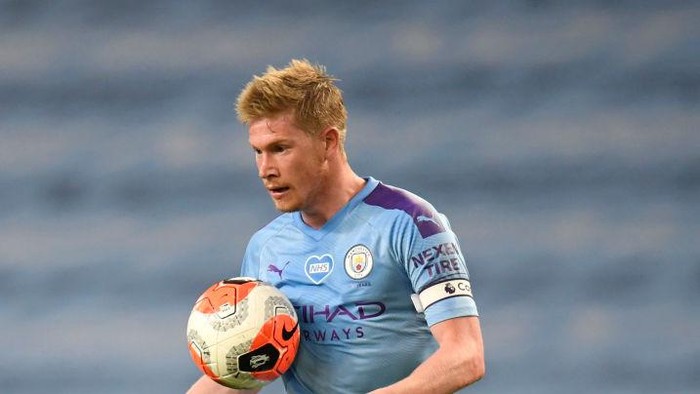 MANCHESTER, ENGLAND - JULY 02: Kevin De Bruyne of Manchester City controls the ball during the Premier League match between Manchester City and Liverpool FC at Etihad Stadium on July 02, 2020 in Manchester, England. Football Stadiums around Europe remain empty due to the Coronavirus Pandemic as Government social distancing laws prohibit fans inside venues resulting in all fixtures being played behind closed doors. (Photo by Peter Powell/Pool via Getty Images)