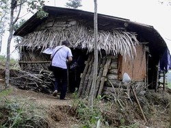 Miris! Kisah Orang-orang yang Makan dan Tinggal di Kandang Hewan