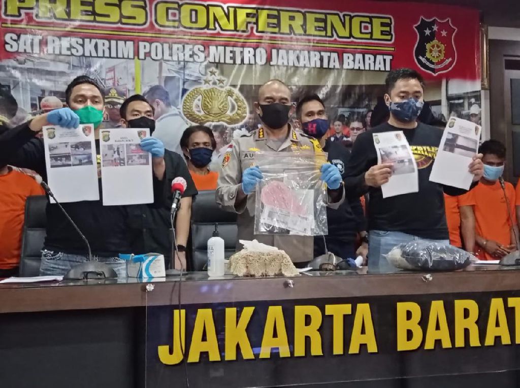 Polisi soal 9 Warga Sipil di TKP Penusukan Serda Saputra: Diajak Tersangka RW Polisi soal 9 Warga Sipil di TKP Penusukan Serda Saputra: Diajak Tersangka RW