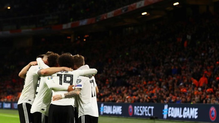 AMSTERDAM, NETHERLANDS - MARCH 24: Nico Schulz of Germany celebrates scoring his teams third goal of the game with team mates during the 2020 UEFA European Championships group C qualifying match between Netherlands and Germany at Johan Cruyff Arena on March 24, 2019 in Amsterdam, Netherlands. (Photo by Dean Mouhtaropoulos/Getty Images)
