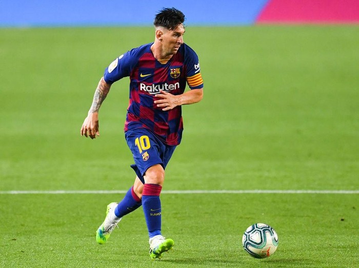 BARCELONA, SPAIN - JUNE 30: Lionel Messi of FC Barcelona runs with the ball during the Liga match between FC Barcelona and Club Atletico de Madrid at Camp Nou on June 30, 2020 in Barcelona, Spain. (Photo by David Ramos/Getty Images)