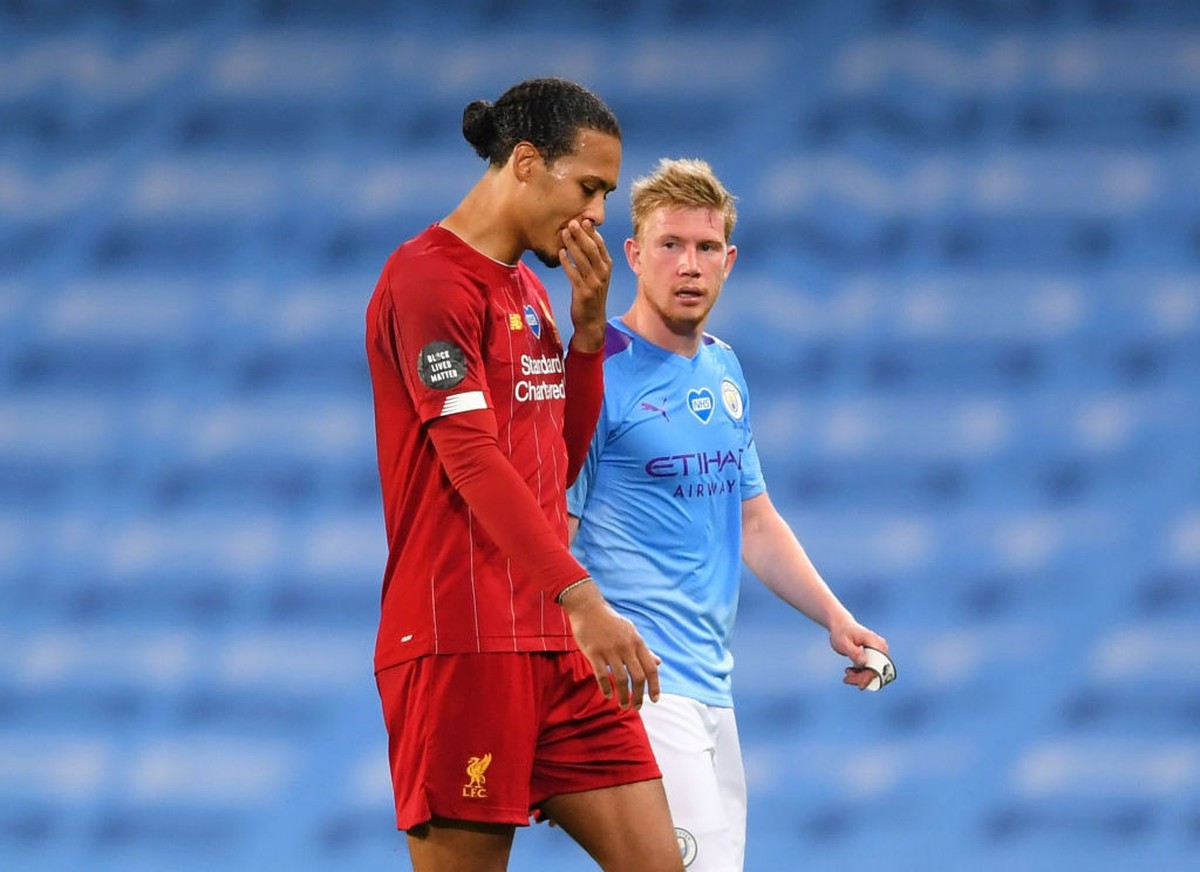 Ilustrasi van Dijk dan De Bruyne yang saling berbincang (Foto: Getty Images/Laurence Griffiths)
