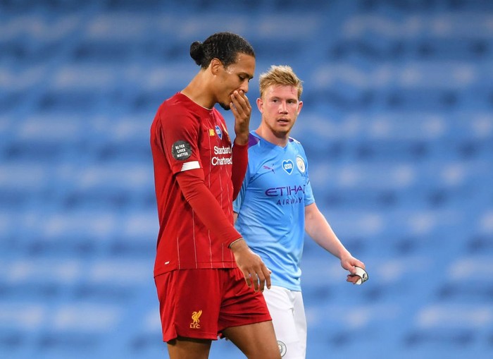 MANCHESTER, ENGLAND - JULY 02: Kevin De Bruyne of Manchester City speaks to Virgil van Dijk of Liverpool after the Premier League match between Manchester City and Liverpool FC at Etihad Stadium on July 02, 2020 in Manchester, England. Football Stadiums around Europe remain empty due to the Coronavirus Pandemic as Government social distancing laws prohibit fans inside venues resulting in all fixtures being played behind closed doors. (Photo by Laurence Griffiths/Getty Images)