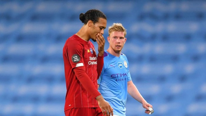 MANCHESTER, ENGLAND - JULY 02: Kevin De Bruyne of Manchester City speaks to Virgil van Dijk of Liverpool after the Premier League match between Manchester City and Liverpool FC at Etihad Stadium on July 02, 2020 in Manchester, England. Football Stadiums around Europe remain empty due to the Coronavirus Pandemic as Government social distancing laws prohibit fans inside venues resulting in all fixtures being played behind closed doors. (Photo by Laurence Griffiths/Getty Images)