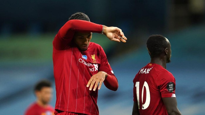 MANCHESTER, ENGLAND - JULY 02: Virgil van Dijk of Liverpool reacts during the Premier League match between Manchester City and Liverpool FC at Etihad Stadium on July 02, 2020 in Manchester, England. Football Stadiums around Europe remain empty due to the Coronavirus Pandemic as Government social distancing laws prohibit fans inside venues resulting in all fixtures being played behind closed doors. (Photo by Dave Thompson/Pool via Getty Images)