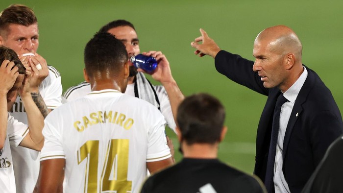 MADRID, SPAIN - JULY 02: Head coach Zinedine Zidane of Real Madrid talks to the players during the Liga match between Real Madrid CF and Getafe CF at Estadio Alfredo Di Stefano on July 02, 2020 in Madrid, Spain. Football Stadiums around Europe remain empty due to the Coronavirus Pandemic as Government social distancing laws prohibit fans inside venues resulting in all fixtures being played behind closed doors. (Photo by Angel Martinez/Getty Images)