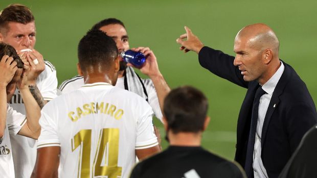 MADRID, SPAIN - JULY 02: Head coach Zinedine Zidane of Real Madrid talks to the players during the Liga match between Real Madrid CF and Getafe CF at Estadio Alfredo Di Stefano on July 02, 2020 in Madrid, Spain. Football Stadiums around Europe remain empty due to the Coronavirus Pandemic as Government social distancing laws prohibit fans inside venues resulting in all fixtures being played behind closed doors. (Photo by Angel Martinez/Getty Images)