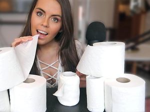 Aneh! Orang-orang Ini Punya Kebiasaan Makan Tisu