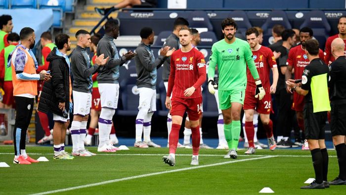 manchester city liverpool manchester city vs liverpool premier league liga inggris MANCHESTER, ENGLAND - JULY 02: The Manchester City team create a guard of honor for the Liverpool FC team as Jordan Henderson of Liverpool leads his team out prior to the Premier League match between Manchester City and Liverpool FC at Etihad Stadium on July 02, 2020 in Manchester, England. Football Stadiums around Europe remain empty due to the Coronavirus Pandemic as Government social distancing laws prohibit fans inside venues resulting in all fixtures being played behind closed doors. (Photo by Peter Powell/Pool via Getty Images)