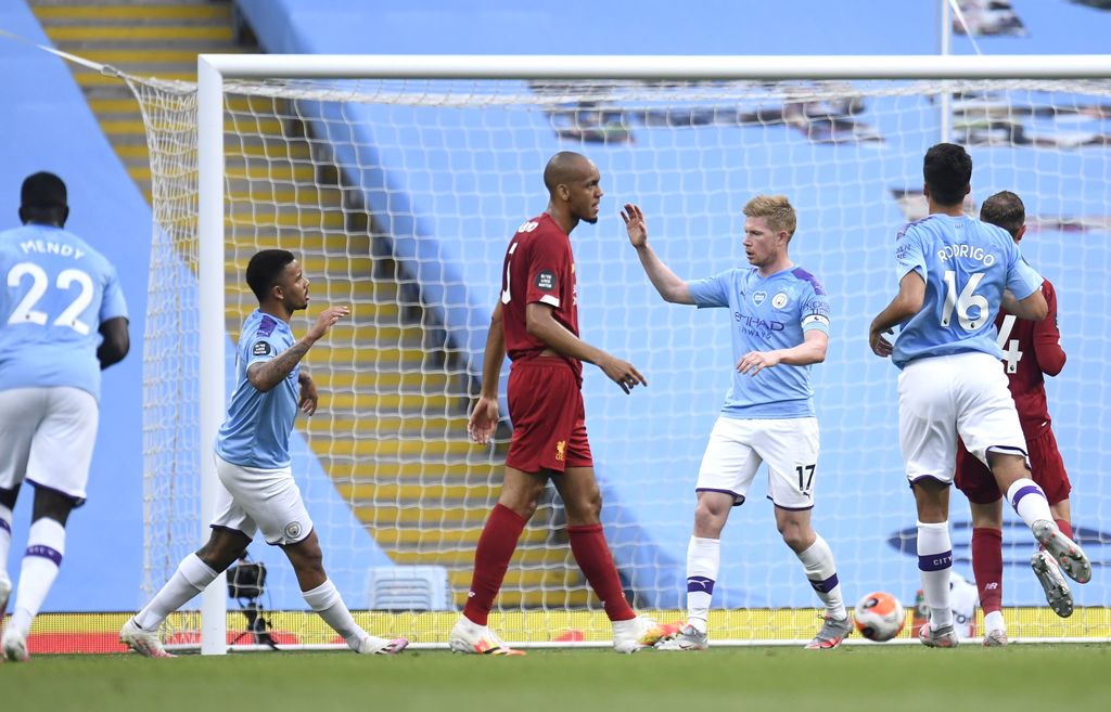 MANCHESTER, ENGLAND - JULY 02: Kevin De Bruyne of Manchester City celebrates with Gabriel Jesus after scoring his team's first goal  during the Premier League match between Manchester City and Liverpool FC at Etihad Stadium on July 02, 2020 in Manchester, England. Football Stadiums around Europe remain empty due to the Coronavirus Pandemic as Government social distancing laws prohibit fans inside venues resulting in all fixtures being played behind closed doors. (Photo by Peter Powell/Pool via Getty Images)