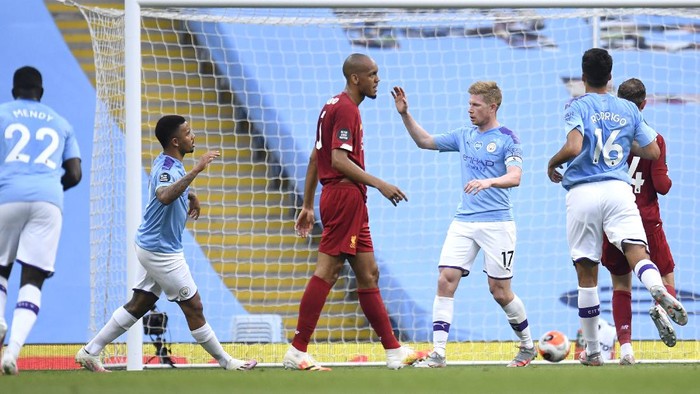MANCHESTER, ENGLAND - JULY 02: Kevin De Bruyne of Manchester City celebrates with Gabriel Jesus after scoring his teams first goal  during the Premier League match between Manchester City and Liverpool FC at Etihad Stadium on July 02, 2020 in Manchester, England. Football Stadiums around Europe remain empty due to the Coronavirus Pandemic as Government social distancing laws prohibit fans inside venues resulting in all fixtures being played behind closed doors. (Photo by Peter Powell/Pool via Getty Images)