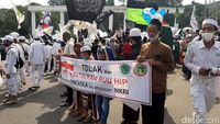 Massa dari Berbagai Elemen Kumpul di Tugu Kujang Tolak RUU HIP