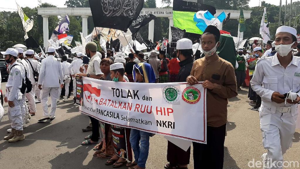 Massa dari Berbagai Elemen Kumpul di Tugu Kujang Tolak RUU HIP Massa dari Berbagai Elemen Kumpul di Tugu Kujang Tolak RUU HIP
