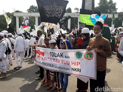 Massa dari Berbagai Elemen Kumpul di Tugu Kujang Tolak RUU HIP