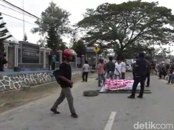 Bawa Keranda, Massa Tolak TKA China Geruduk Kantor Imigrasi Kendari