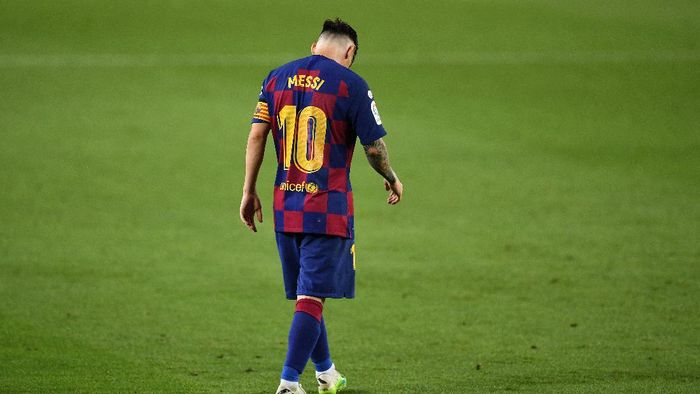 Messi BARCELONA, SPAIN - JUNE 30: Lionel Messi of FC Barcelona walks over the pitch during the Liga match between FC Barcelona and Club Atletico de Madrid at Camp Nou on June 30, 2020 in Barcelona, Spain. (Photo by David Ramos/Getty Images)