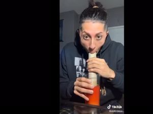 Minum Pakai Sedotan Raksasa, Tren TikTok yang Berbahaya Minum Pakai Sedotan Raksasa, Tren TikTok yang Berbahaya