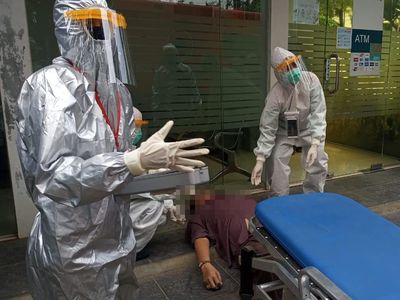 Momen Evakuasi Pria yang Meninggal Mendadak di ATM