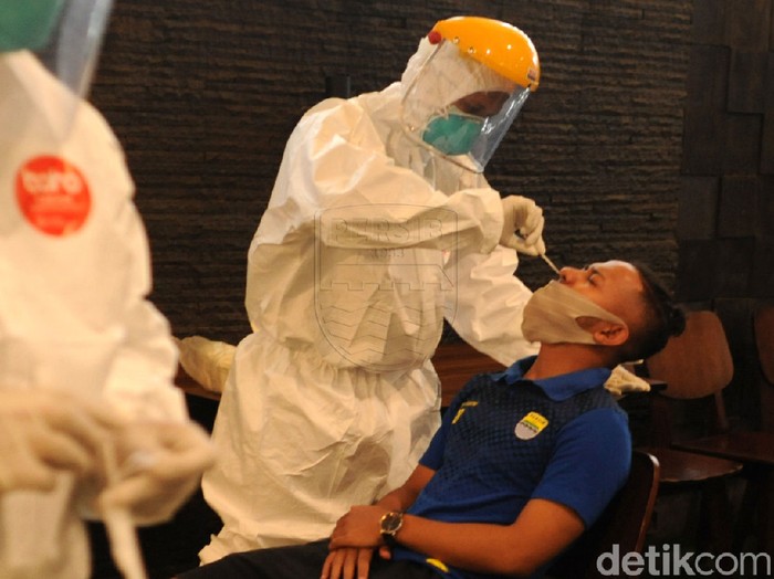Persib Bandung melakukan swab test untuk para pemainnya.