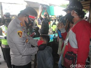 Dorong Jatim Bermasker, Polisi Bagikan Masker ke 10 Pasar di Blitar