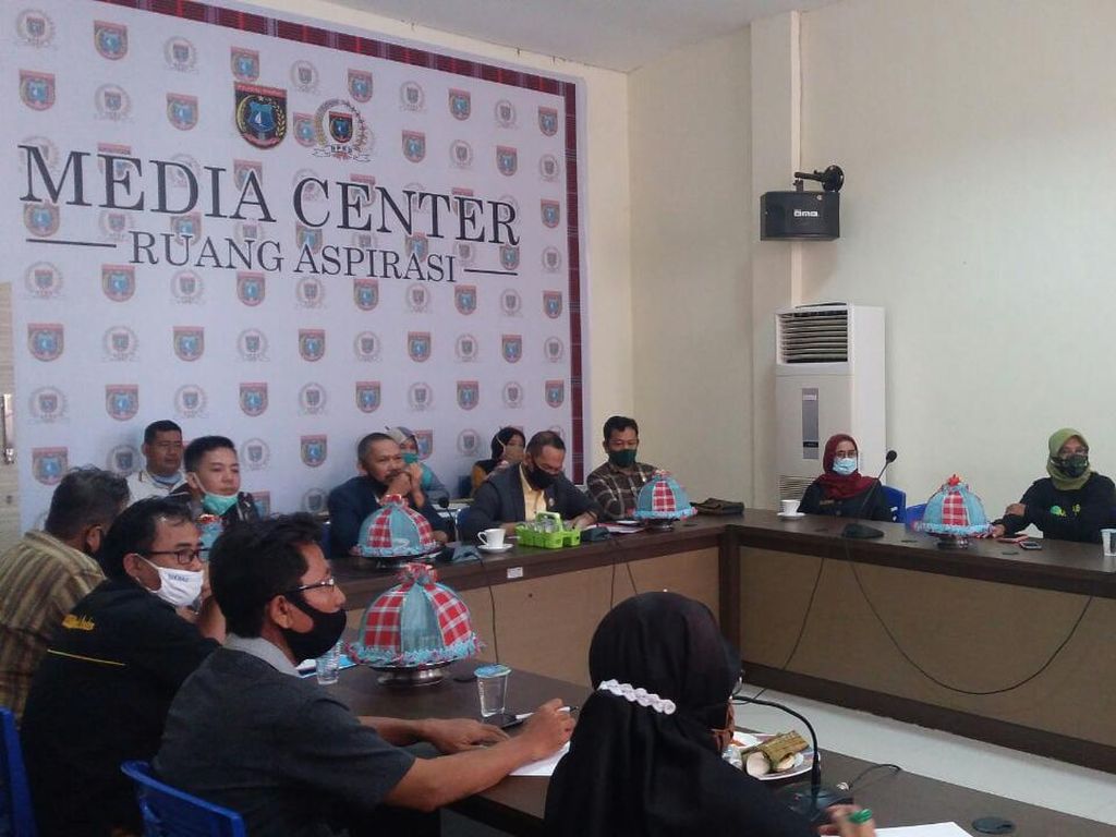 Anaknya Terganjal Aturan Zonasi PPDB, Puluhan Ortu di Polman Ngadu ke DPRD Anaknya Terganjal Aturan Zonasi PPDB, Puluhan Ortu di Polman Ngadu ke DPRD