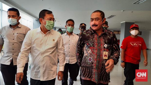 Menteri Kesehatan, Terawan Agus Putranto didampingi Walikota Solo, FX Hadi Rudyatmo meninjau RSUD Bung Karno Solo, Jumat (3/7).
