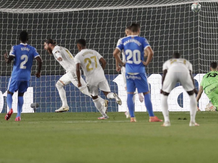Getafe's Xabier Etxeita in action during the Spanish La Liga soccer match between Real Madrid and Getafe at the Alfredo di Stefano stadium in Madrid, Spain, Thursday, July 2, 2020. (AP Photo/Bernat Armangue)