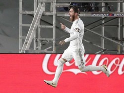 Ramos merayakan golnya. Laga itu sendiri sudah istimewa buatnya karena jadi penampilan ke-450 bersama El Real di LaLiga.