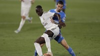 Pemain Real Madrid Ferland Mendy mengamankan bola dari incaran Jason.