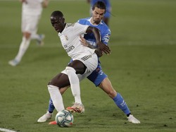Pemain Real Madrid Ferland Mendy mengamankan bola dari incaran Jason.
