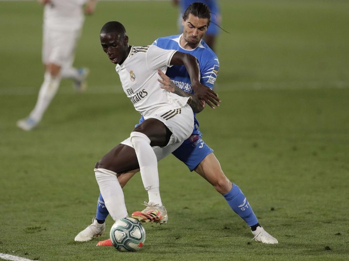 Getafe's Xabier Etxeita in action during the Spanish La Liga soccer match between Real Madrid and Getafe at the Alfredo di Stefano stadium in Madrid, Spain, Thursday, July 2, 2020. (AP Photo/Bernat Armangue)