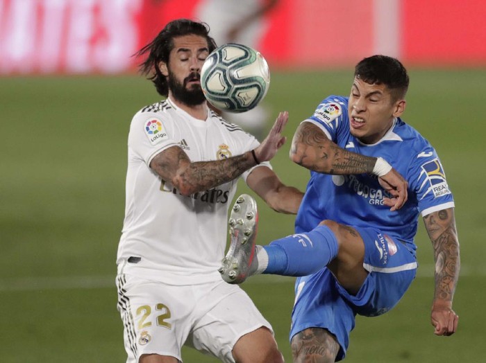 Getafe's Xabier Etxeita in action during the Spanish La Liga soccer match between Real Madrid and Getafe at the Alfredo di Stefano stadium in Madrid, Spain, Thursday, July 2, 2020. (AP Photo/Bernat Armangue)