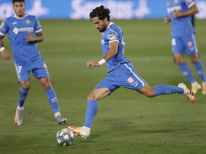 Getafe's Xabier Etxeita in action during the Spanish La Liga soccer match between Real Madrid and Getafe at the Alfredo di Stefano stadium in Madrid, Spain, Thursday, July 2, 2020. (AP Photo/Bernat Armangue)