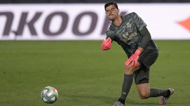 Real Madrid's goalkeeper Thibaut Courtois passes the ball during the Spanish La Liga soccer match between Real Madrid and Getafe at the Alfredo di Stefano stadium in Madrid, Spain, Thursday, July 2, 2020. (AP Photo/Bernat Armangue)