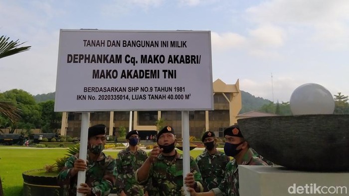 Sejumlah prajurit Akademi TNI memasang patok di kompleks kantor Pemkot dan DPRD Kota Magelang, Jumat (3/7/2020).