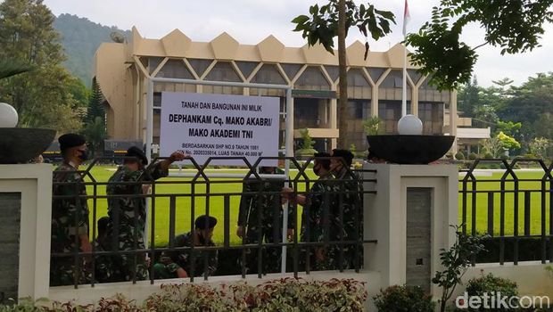 Sejumlah prajurit Akademi TNI memasang patok di kompleks kantor Pemkot dan DPRD Kota Magelang, Jumat (3/7/2020).